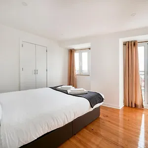 cozy-flat-in-santa-apolonia.hotels-lisbon-portugal.com/
